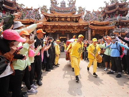 白沙屯媽祖急轉文昌國小再停駕鎮瀾宮　香客爭睹四媽會