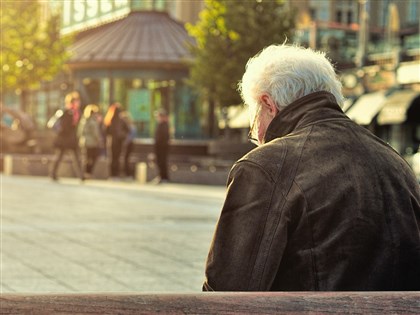 網傳長者搭雙鐵有5大免費特權　交通部：假訊息