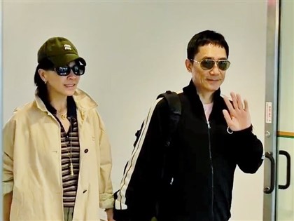 梁朝偉緊握劉嘉玲現身桃機　來台出席金馬奇幻影展