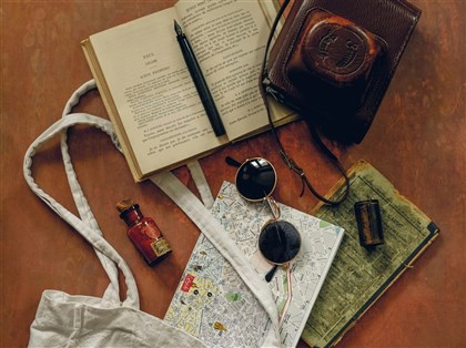 Analog bag是什麼？包包裝滿非數位用品取代滑手機　年輕世代新生活趨勢