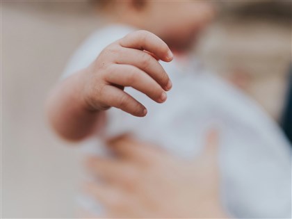 立院三讀兒托法　虐兒最高罰60萬、監管雲須保留30天