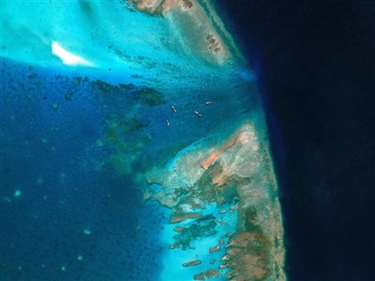 路透：中國派船、設屏障擋黃岩島入口　衛星照曝光