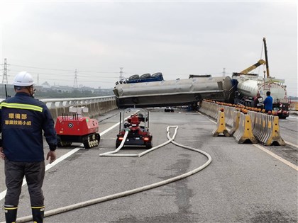 槽車翻覆疑乙酸甲酯洩漏　台61彰化伸港段雙向封閉[影]