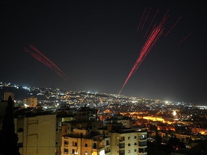 貝魯特歡慶以黎停火生效　煙火砲火照亮夜空