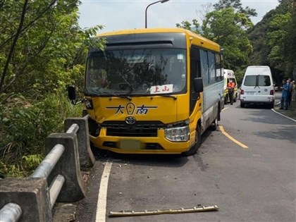 公車行經台北北投疑不慎打滑撞護欄　釀15輕傷