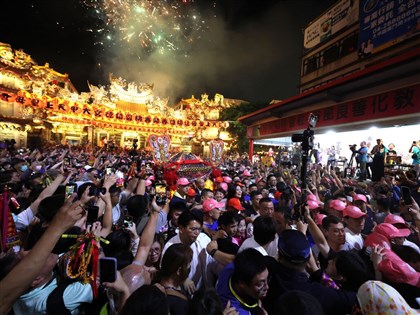 大甲媽祖乘新轎起駕　外國人也來瘋媽祖[影]
