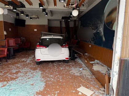 自小客車衝進苗栗咖啡店　顧客用餐遭撞不治