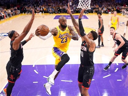 詹姆斯寫最年長雙十紀錄　湖人季後賽首戰拔火箭