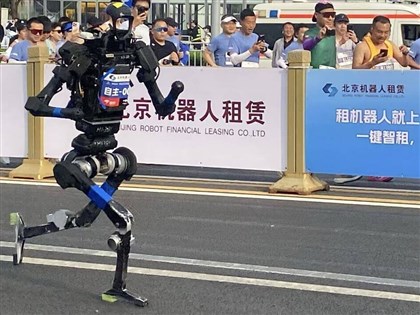 比人還快  北京機器人馬拉松榮耀「閃電」奪冠