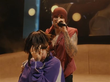 怪奇比莉「骨灰級」粉絲追星成功　海利推一把與小賈斯汀Coachella合體
