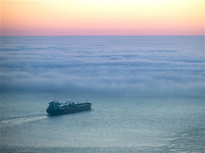 載運200萬桶原油駛向台灣　君善輪通過荷莫茲海峽