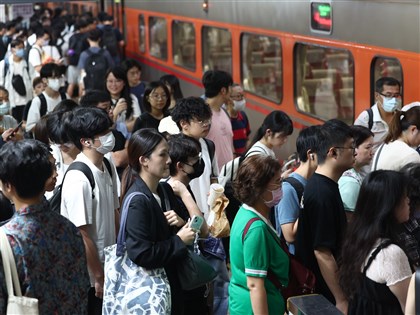 台鐵電車線掛鞭炮殘屑　通霄至新埔恢復正常行車