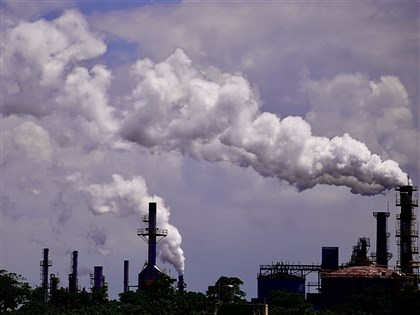 排碳大戶5月將首繳碳費　224廠適用優惠、占排碳量76%
