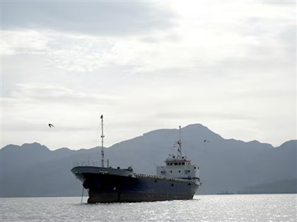 川普：伊朗貨輪試圖突破封鎖　遭美軍擊中並強行扣押