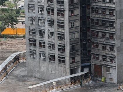香港宏福苑首批居民返家　收拾個人物品向愛貓道別