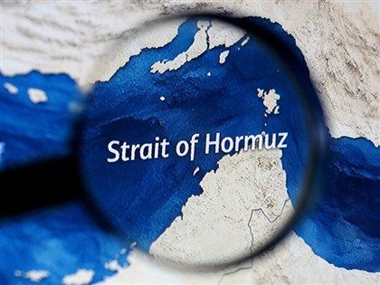 荷莫茲海峽至少3艘貨櫃輪遭開火　船員均安