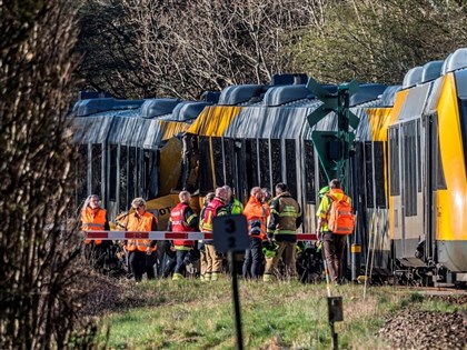 丹麥火車對撞車頭變形　18名傷者5人危急