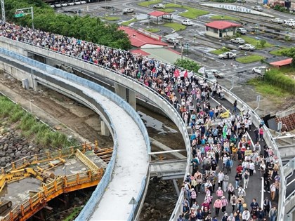 淡江大橋健行湧人潮　綿延隊伍飽覽淡水河口景觀