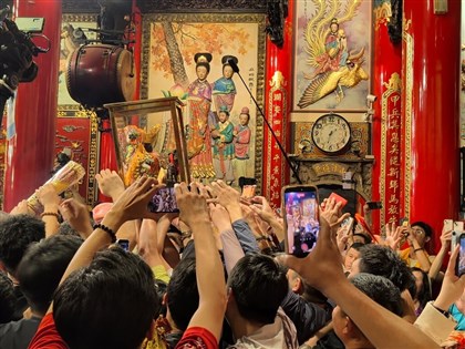 信眾熱情簇擁鑽轎底　大甲媽祖凌晨回鑾安座[影]