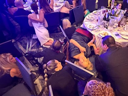 白宮記協晚宴槍響陷混亂　搜刮酒、淡定吃沙拉引熱議