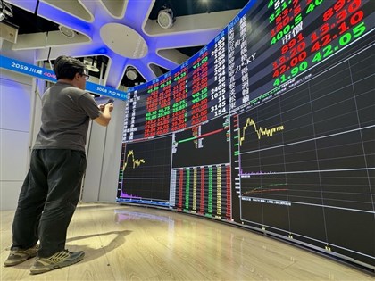 台股4萬點得而復失　台積電尾盤遭摜壓收2215元