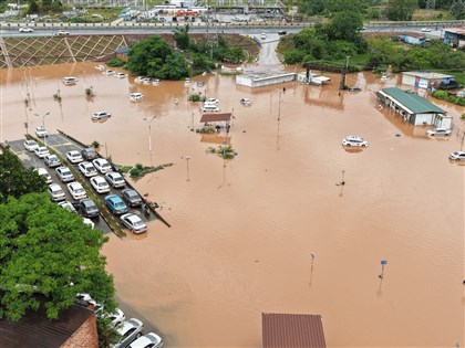 廣西欽州遇10年最強降雨　百輛車被淹、居民划船出行