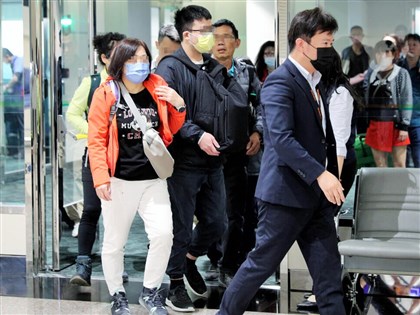 台灣旅行團甘肅翻車事故釀死　家屬帶骨灰返台