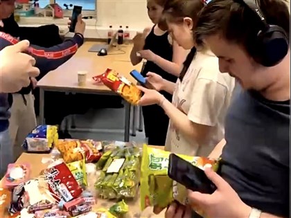 台灣挪威學子無線電通話牽情緣　互寄零食箱延續老派交流