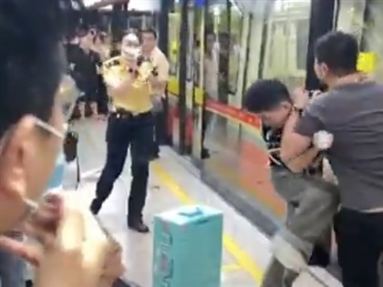 廣州地鐵傳辣椒水襲擊　一男子車廂內無差別狂噴