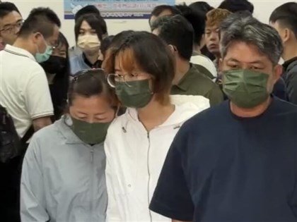 台南女警遭追撞輾壓殞命　涉案女大生靈堂鞠躬後離去