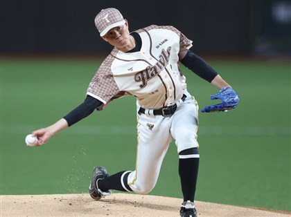 黃子鵬7局無失分奪大巨蛋首勝　洪一中給120分