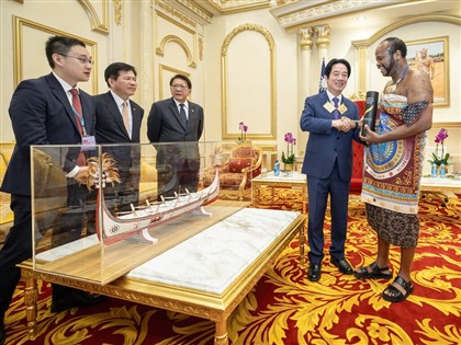 從拼板舟到國宴茶　賴總統訪史禮品展台灣文化特色
