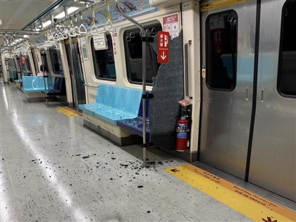 北捷板南線車廂玻璃屏風破裂　無人受傷安排換乘