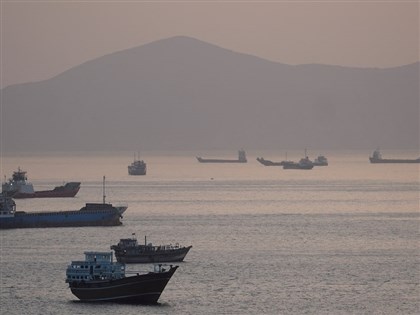 伊朗稱阻美艦進荷莫茲海峽　美軍否認船遭飛彈擊中