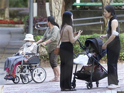 台灣4月總人口數2326萬餘人　連28個月負成長