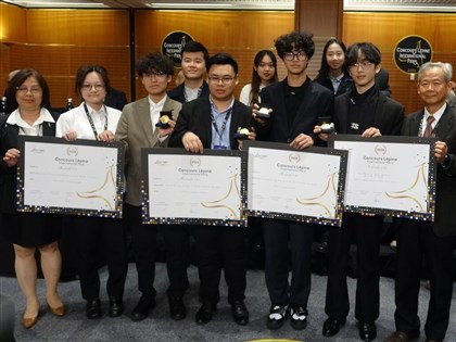 巴黎發明展台灣奪11金　15歲少年構思磁吸式卡踏獲獎