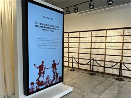艾普斯坦案350萬頁文件快閃展出　揭與川普多年交情