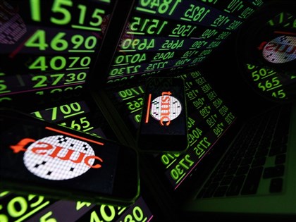 台股下跌523點　收在41374點留359點下影線