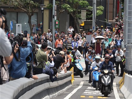 搶拍淡江大橋美景　公路局籲勿跨車道、違規停車