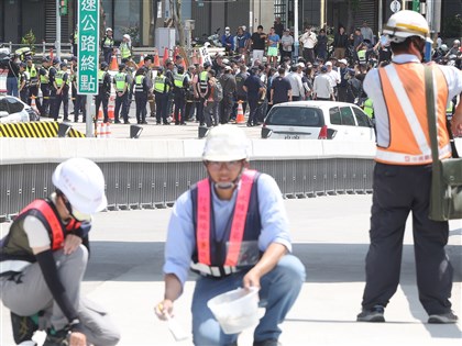 淡江大橋護欄螺栓未鎖緊？公路局：補強需短暫鬆開