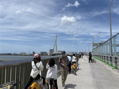 淡江大橋首週末湧車人潮　駕駛：車陣中賞景不枯燥