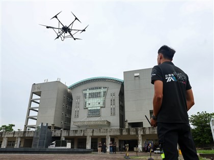在鳳梨田中起飛　台灣無人機民主之翼航向全球