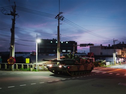 6輛M1A2T戰車拂曉機動22公里　模擬新竹機場遭敵攻占