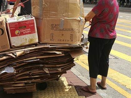 繁華高樓下撿紙板維生　CNN揭香港「紙皮婆婆」辛酸