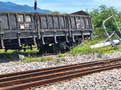 台鐵池上站2事故　貨物列車出軌、普悠瑪勾斷電車線