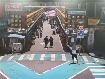 男子基隆廟口噴辣椒水 警方逮人移請法院裁罰