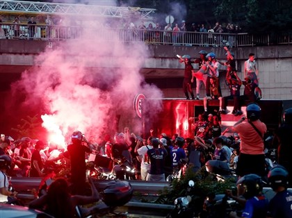 法國歐冠盃連霸球迷暴動與警方爆衝突　780人被捕
