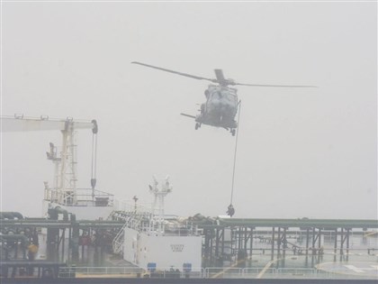 法英等國聯手扣押俄影子艦隊油輪　突擊隊直升機垂降登船[影]