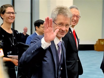 捷克參議長維特齊再次訪台 抵桃機親切揮手致意