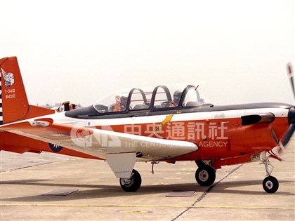 空軍教練機墜毀2飛行員殉職　橋檢岡山基地勘驗